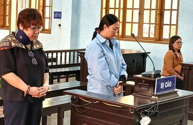 Đỗ Thị Thu Hiền (áo xanh) tại phiên tòa. Ảnh: TH bi-cao.jpg