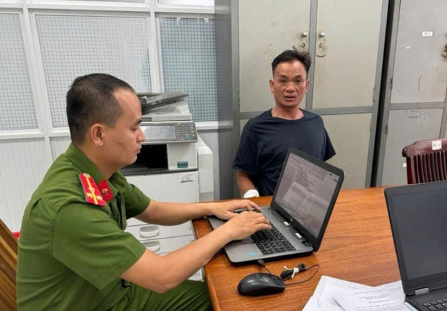 Ngô Văn Đức (32 tuổi, ở P.Quy Nhơn Nam, Gia Lai) làm việc với cơ quan công an. Ảnh CACC dt.jpg