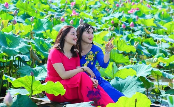 Du khách thích thú làm dáng . Ảnh Nguyễn Tuấn s3.jpg