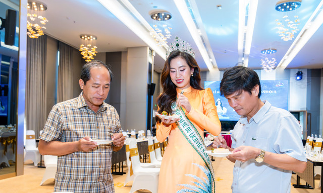Ban Tổ chức giới thiệu ẩm thực Lễ hội ta19.jpg