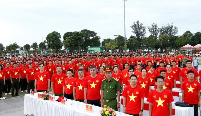 “Cùng Việt Nam tiến bước” là sự kiện cộng đồng có quy mô chưa từng có, mang ý nghĩa chính trị - xã hội sâu sắc, diễn ra trong bối cảnh đất nước bước vào giai đoạn phát triển mới, cùng với việc sắp xếp lại các đơn vị hành chính. 2.jpg