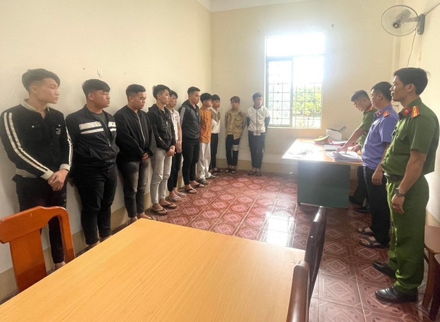 Các đối tượng bị khởi tố về hành vi gây rối trật tự công cộng. Ảnh V.N 2.jpg
