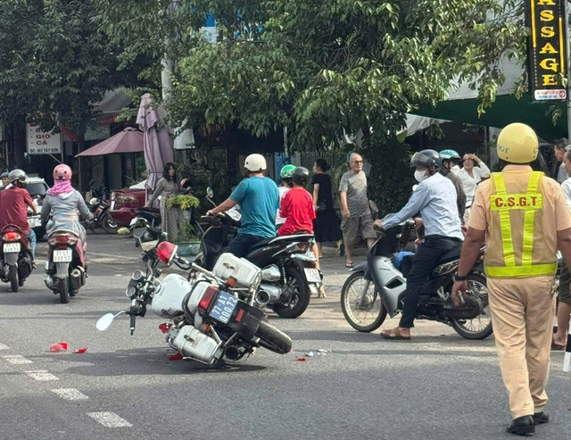 Bất ngờ, người đàn ông dùng tay tấn công CSGT, rồi dùng chân đạp ngã xe mô tô. Ảnh CTV n1.jpg