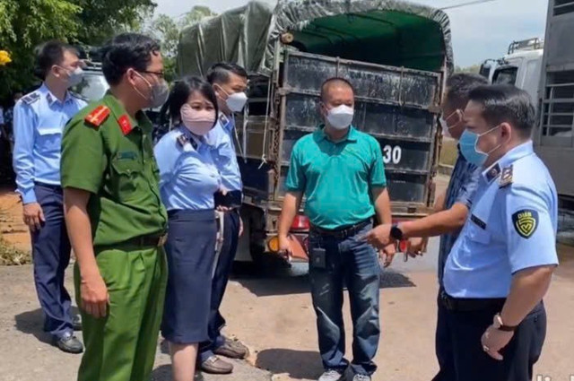 Tổ công tác kiểm tra tại nhà bà Nguyễn Thị H. Ảnh CTV bat.jpg