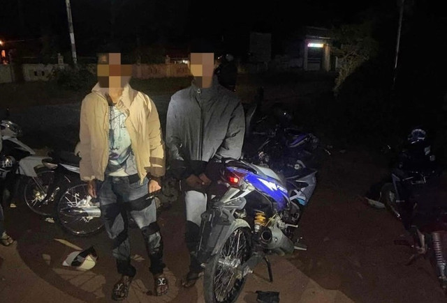Công an tạm giữ 13 chiếc xe máy sau 2 đêm tuần tra. Ảnh: V.P bat.jpg