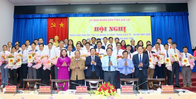 Trao quyết định giao chỉ tiêu kinh tế-xã hội và nhiệm vụ trọng tâm năm 2025 và tặng hoa động viên cho lãnh đạo các xã, phường. hn1.jpg