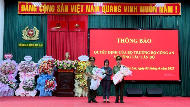 Thay mặt lãnh đạo Tỉnh ủy và UBND tỉnh, Phó Chủ tịch UBND tỉnh Nguyễn Thị Thanh Lịch đã tặng hoa chúc mừng Thiếu tướng Rah Lan Lâm và Đại tá Phạm Hữu Trường. Ảnh CA Gia Lai hn2.jpg