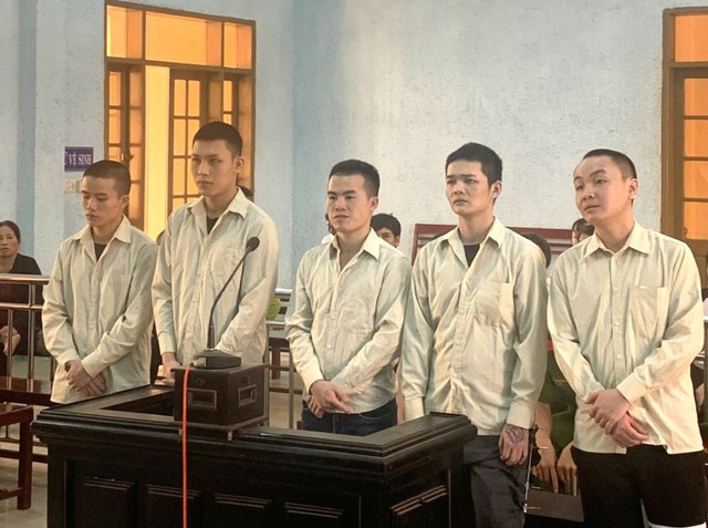 Hai anh em ruột bi cáo Chung (giữa) và Dũng (bìa trái) tại phiên tòa sơ thẩm. Ảnh: R'Ô Hok toa.jpg