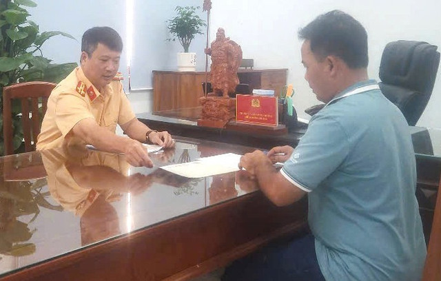 Lái xe N.Q.D. ( áo xanh- SN 1982, trú tại xã Tuy Phước Bắc). Ảnh MN vi-pham.jpg