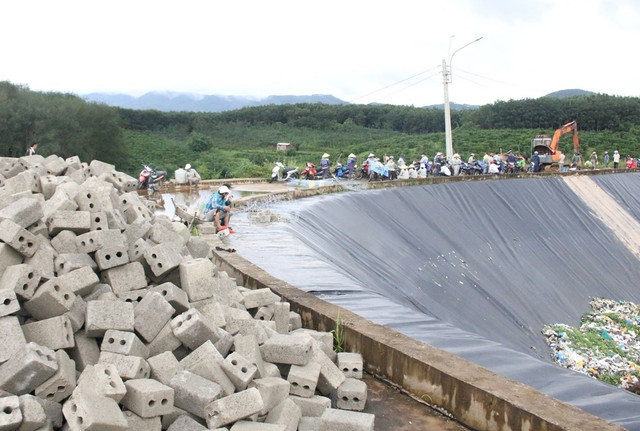 Ban quản lý dự án và Dịch vụ công ích xã Bờ Y khẩn trương tập kết vật liệu để khắc phục sự cố được cho là nghiêm trọng của Khu liên hiệp xử lý rác thải rắn Ngọc Hồi. Ảnh H. Đại r7.jpg