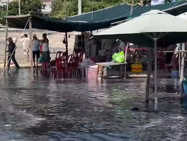 Nước bẩn tràn vào khu vực người dân đang kinh doanh dịch vụ du lịch. Ảnh H. Đài on1.jpg