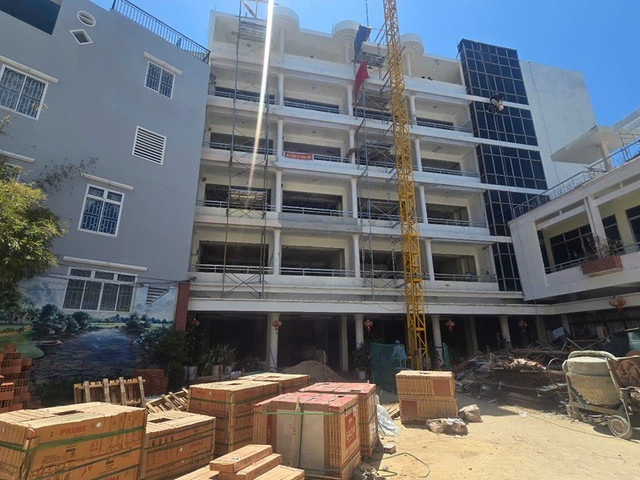 Nhà khách Thanh Bình (phường Quy Nhơn) đang được gấp rút hoàn thành để bố trí chỗ ở cho cán bộ, công chức. Ảnh CTV nha-khva.jpg