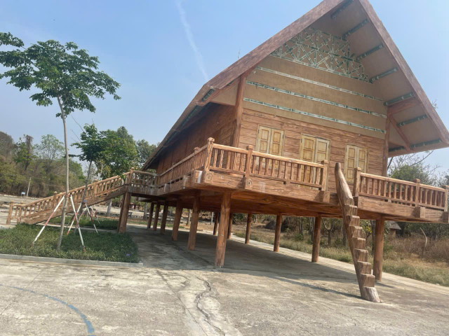 Hình ảnh nhà rông bê tông giả gỗ tại các huyện tỉnh Gia Lai ( cũ). Ảnh Hà Chính nga-rong-gia-go.jpg