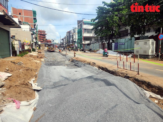 Nhiều đoạn đang được đổ đá để hoàn thiện phần mặt đường. Nhiều đoạn đang được đổ đá để hoàn thiện phần mặt đường.
