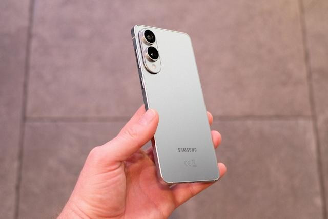 Samsung vừa ra mắt Galaxy S25 Edge với thiết kế siêu mỏng nhưng chỉ trang bị viên pin 3.900 mAh khiến nhiều người dùng thất vọng. than-1.png