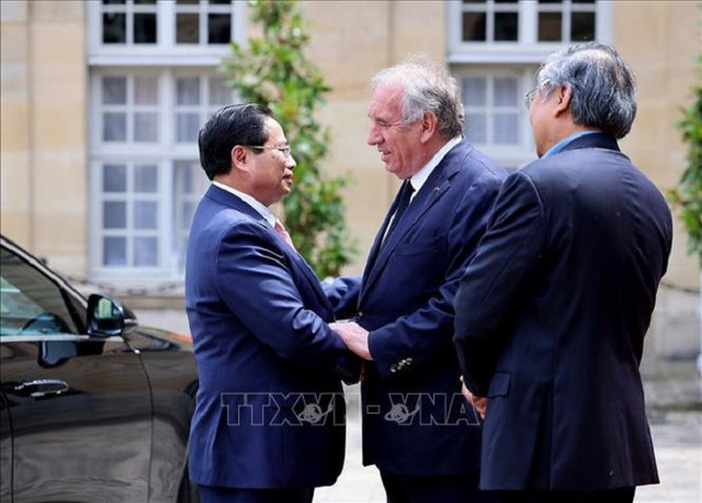 Thủ tướng Pháp François Bayrou đón Thủ tướng Phạm Minh Chính. Ảnh: Dương Giang/TTXVN chinh-1.png