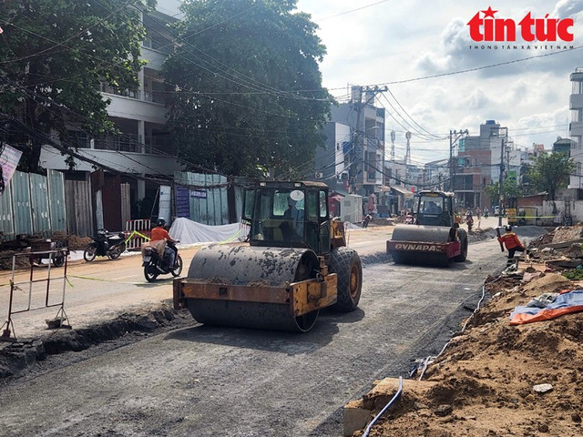 Nhiều đoạn sau khi thi công xong hệ thống thoát nước đang được trải đá. Nhiều đoạn sau khi thi công xong hệ thống thoát nước đang được trải đá.