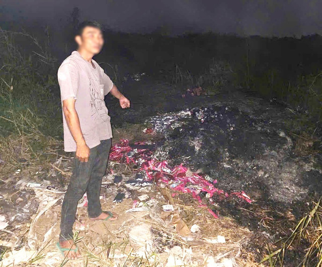L chỉ địa điểm bỏ, đốt số thực phẩm chức năng. Ảnh: CA L chỉ địa điểm bỏ, đốt số thực phẩm chức năng. Ảnh: CA
