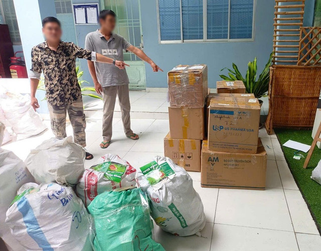 C bên trái được xác định là tài xế chở số hàng bằng xe tải đến giao cho L đi tiêu hủy. Ảnh: CA C bên trái được xác định là tài xế chở số hàng bằng xe tải đến giao cho L đi tiêu hủy. Ảnh: CA