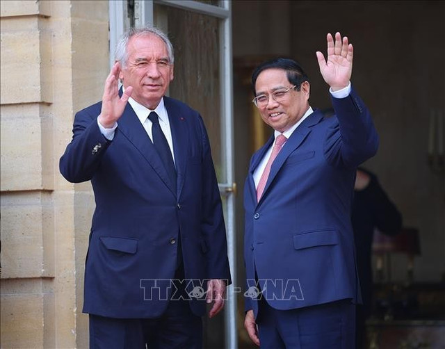 Thủ tướng Pháp François Bayrou đón Thủ tướng Phạm Minh Chính. Ảnh: Dương Giang/TTXVN chinh-3.png