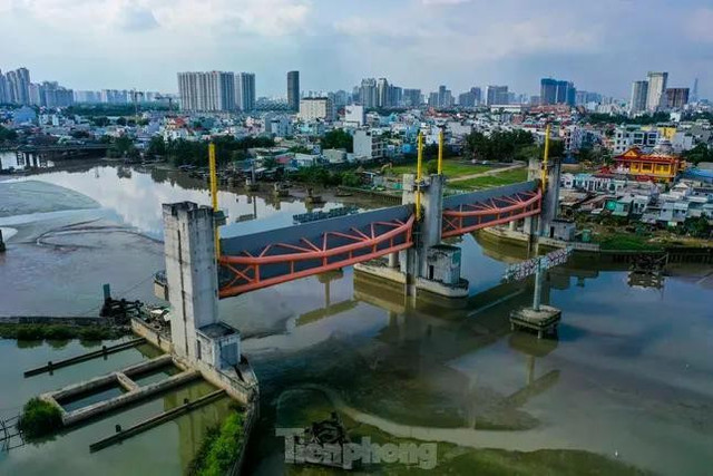 Cống ngăn triều Phú Xuân thuộc dự án chống ngập 10.000 tỷ ở TPHCM. Ảnh: Duy Anh Cống ngăn triều Phú Xuân thuộc dự án chống ngập 10.000 tỷ ở TPHCM. Ảnh: Duy Anh