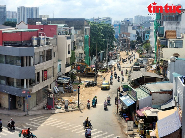 Dự án nâng cấp đường Chu Văn An được thực hiện trên đoạn từ ngã 5 Bình Hòa đến đường Phan Chu Trinh, có chiều dài 600m, mở rộng mặt đường từ 7m lên 23m. Dự án nâng cấp đường Chu Văn An được thực hiện trên đoạn từ ngã 5 Bình Hòa đến đường Phan Chu Trinh, có chiều dài 600m, mở rộng mặt đường từ 7m lên 23m.