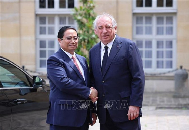 Thủ tướng Pháp François Bayrou đón Thủ tướng Phạm Minh Chính. Ảnh: Dương Giang/TTXVN chinh-2.png