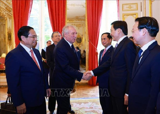 Thủ tướng Phạm Minh Chính giới thiệu với Thủ tướng Pháp François Bayrou thành viên đoàn Việt Nam. Ảnh: Dương Giang/TTXVN chinh-6.png