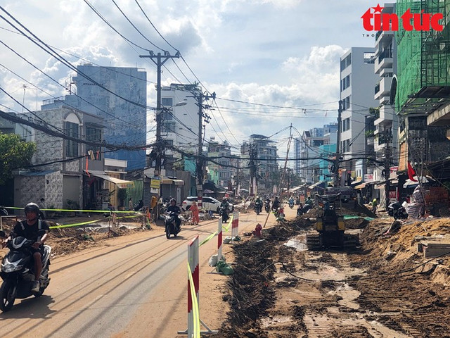 Hiện đơn vị thi công đang tập trung hoàn thiện hệ thống thoát nước dọc hai bên đường, khối lượng đã đạt khoảng 90%. Hiện đơn vị thi công đang tập trung hoàn thiện hệ thống thoát nước dọc hai bên đường, khối lượng đã đạt khoảng 90%.