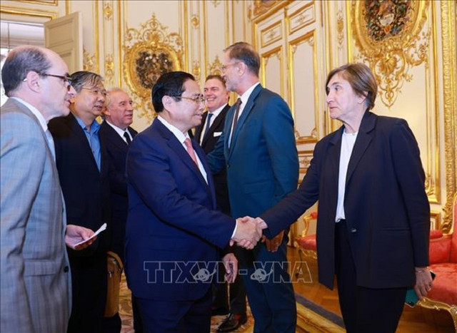 Thủ tướng Phạm Minh Chính gặp các thành viên đoàn Pháp. Ảnh: Dương Giang/TTXVN chinh-5.png