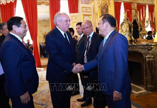 Thủ tướng Phạm Minh Chính giới thiệu với Thủ tướng Pháp François Bayrou thành viên đoàn Việt Nam. Ảnh: Dương Giang/TTXVN chinh-7.png