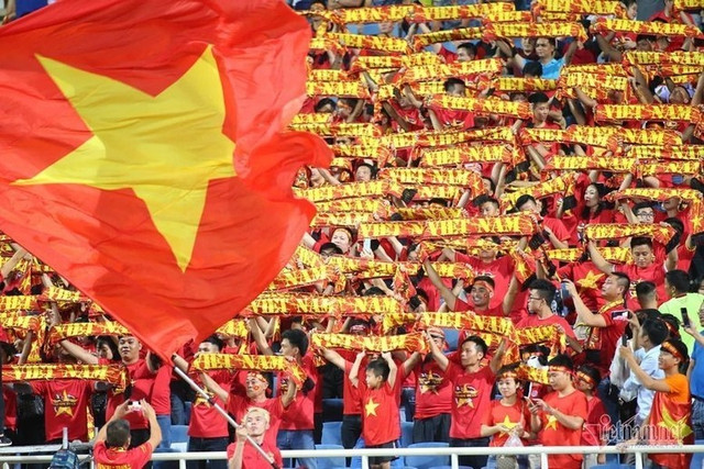 Chúng ta vẫn thấy tinh thần đoàn kết một lòng ấy, lòng yêu nước nồng nàn, sắt son ấy, khi những người trẻ làm rực đỏ những sân vận động, những khán đài, những con đường nhuốm màu cờ Tổ quốc và đồng thanh, đồng lòng cất vang bài Tiến quân ca Chúng ta vẫn thấy tinh thần đoàn kết một lòng ấy, lòng yêu nước nồng nàn, sắt son ấy, khi những người trẻ làm rực đỏ những sân vận động, những khán đài, những con đường nhuốm màu cờ Tổ quốc và đồng thanh, đồng lòng cất vang bài Tiến quân ca