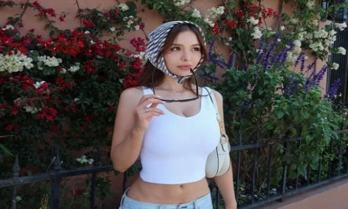 Thân hình nảy nở của người mẫu nội y đình đám mạng xã hội