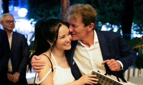 Bạn trai Tây ngọt ngào thơm má "Bống" Hồng Nhung