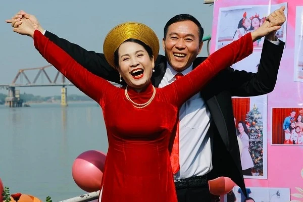 Nghệ sĩ Lan Hương - Đỗ Kỷ kỷ niệm 35 năm ngày cưới trên thuyền