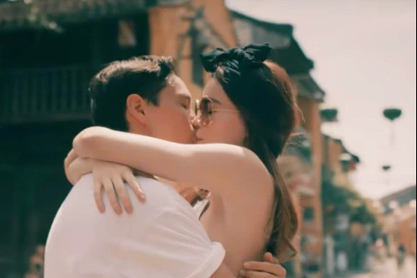 Hồ Ngọc Hà, Kim Lý “gây sốt” với màn tình tứ nơi công cộng