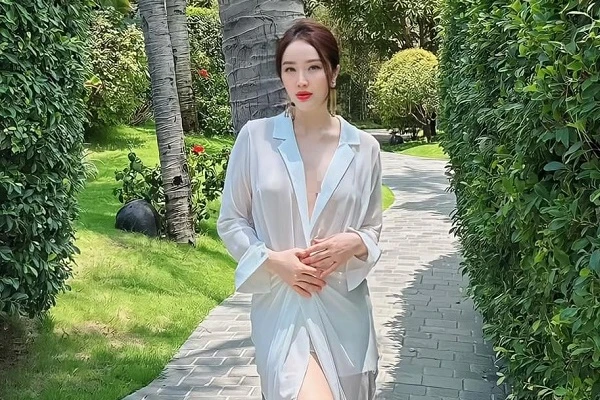 Bảo Thy lên đồ đi biển, khoe vóc dáng “nét căng“