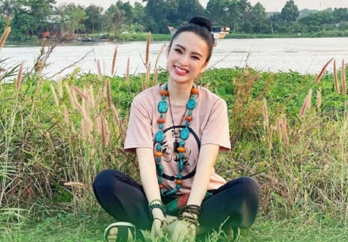 Nhan sắc rực rỡ của mỹ nhân Việt ăn chay trường, chăm lễ chùa