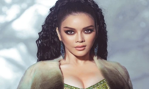 Lý Nhã Kỳ hóa “Kim Kardashian phiên bản Việt”, đẹp ma mị ở Ấn Độ