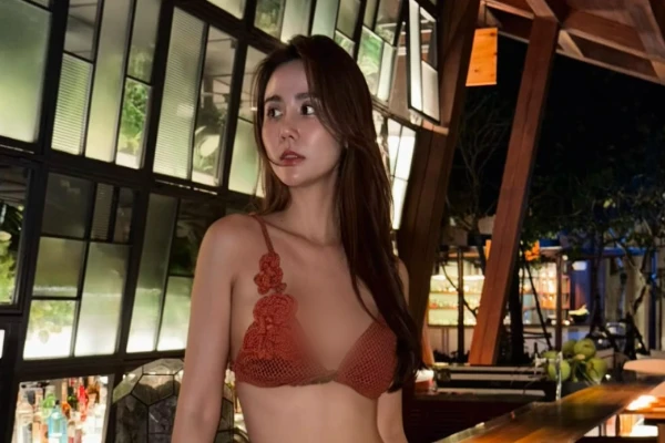 Huyền Lizzie diện bikini bé xíu, khoe cặp “tuyết lê” căng tràn