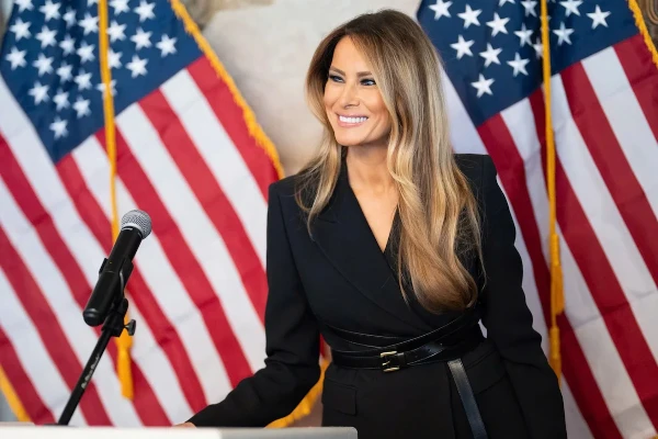 Vẻ đẹp trẻ trung của bà Melania Trump ở tuổi 54