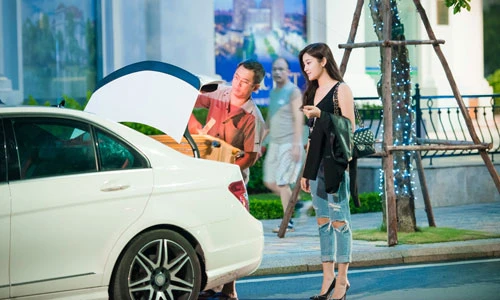 Huyền My được bố hộ tống ra sân bay đi Anh quốc