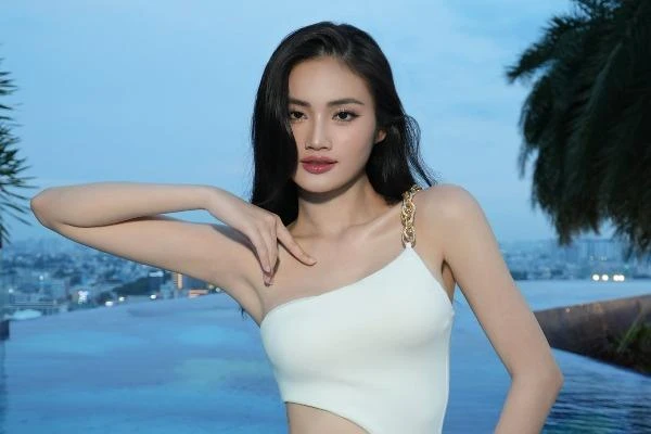 Vẻ gợi cảm của Hoa hậu Ý Nhi sau công khai “dao kéo“