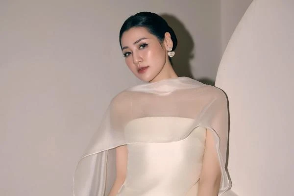 Nhan sắc thăng hạng của Á hậu Tú Anh sau sinh con thứ hai