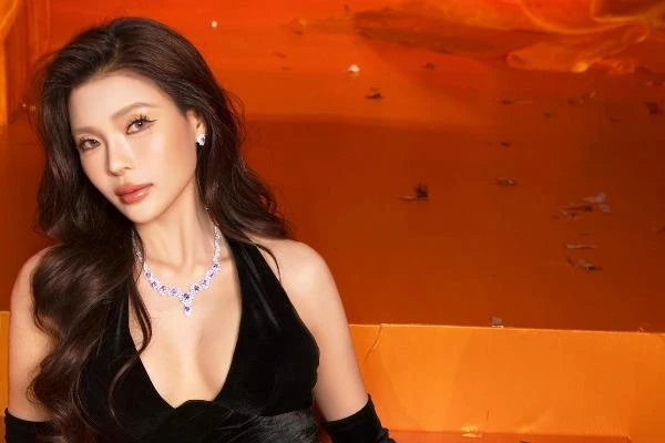 Thuý Diễm chăm mặc cắt xẻ sau công khai “nâng cấp” vòng 1