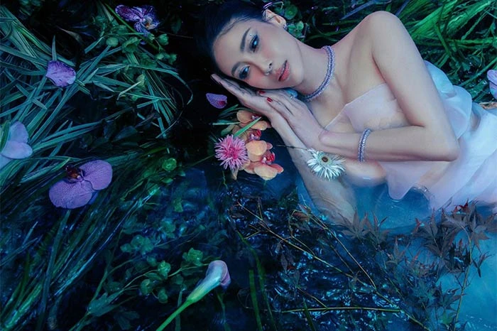 Hà Kiều Anh nửa kín nửa hở khoe body vạn người mê