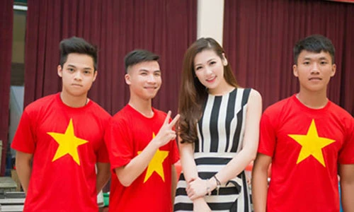 Dương Tú Anh cổ vũ đoàn thể thao VN dự SEA Games