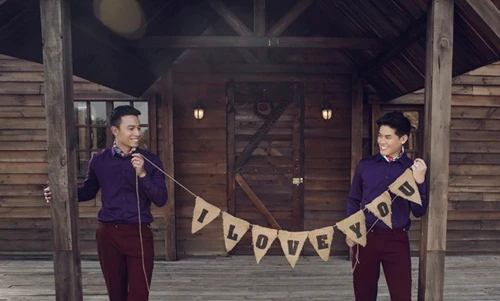 Chuyện tình 10 năm của John Huy Trần và người yêu đồng tính