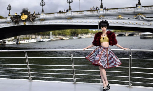 Jessica Minh Anh làm sàn catwalk dài 100 mét trên sông Seine