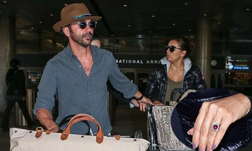 Eva Longoria khoe nhẫn đính hôn siêu khủng trên đất Mỹ